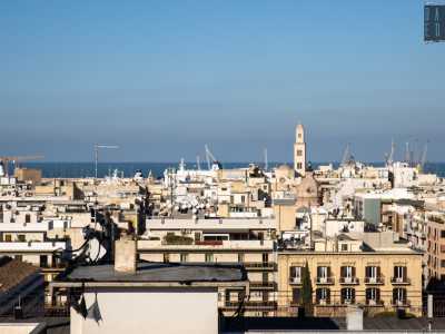 Da qui su vediamo da un lato estendersi il centro cittadino, con la cupola di Palazzo Mincuzzi che quasi si sovrappone al campanile della Cattedrale
